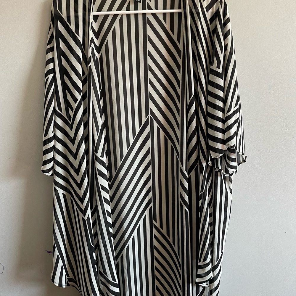 Torrid Monochrome Vertical Stripe Kimono - Picture 4 of 4